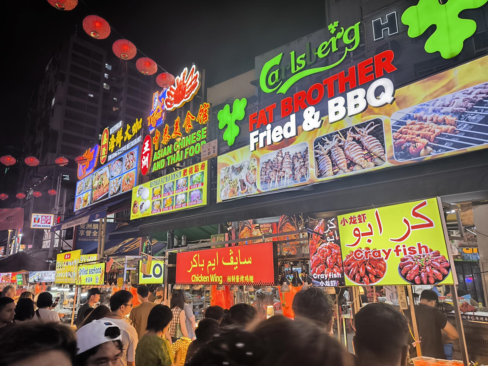 アロー通り到着後は自由解散となります。思い思いに食べ歩きをお楽しみください。