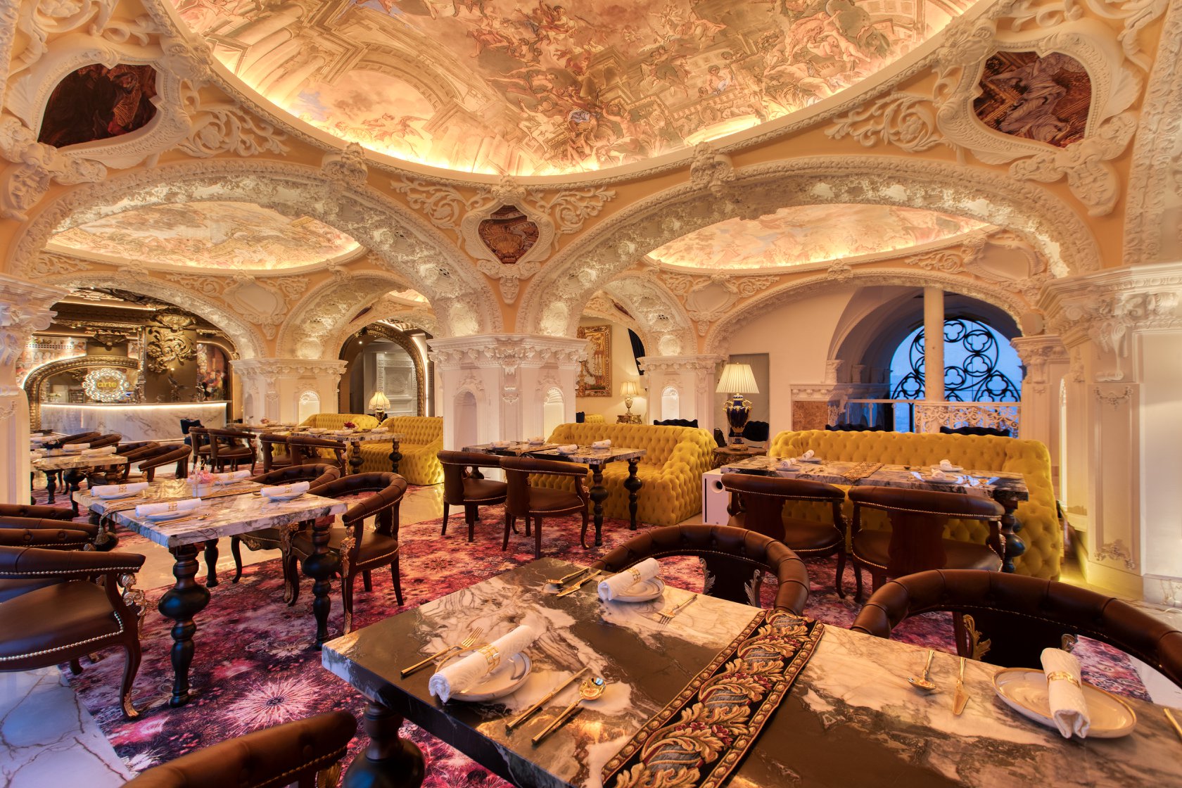 レストランのスタッフへバウチャーをご提示ください