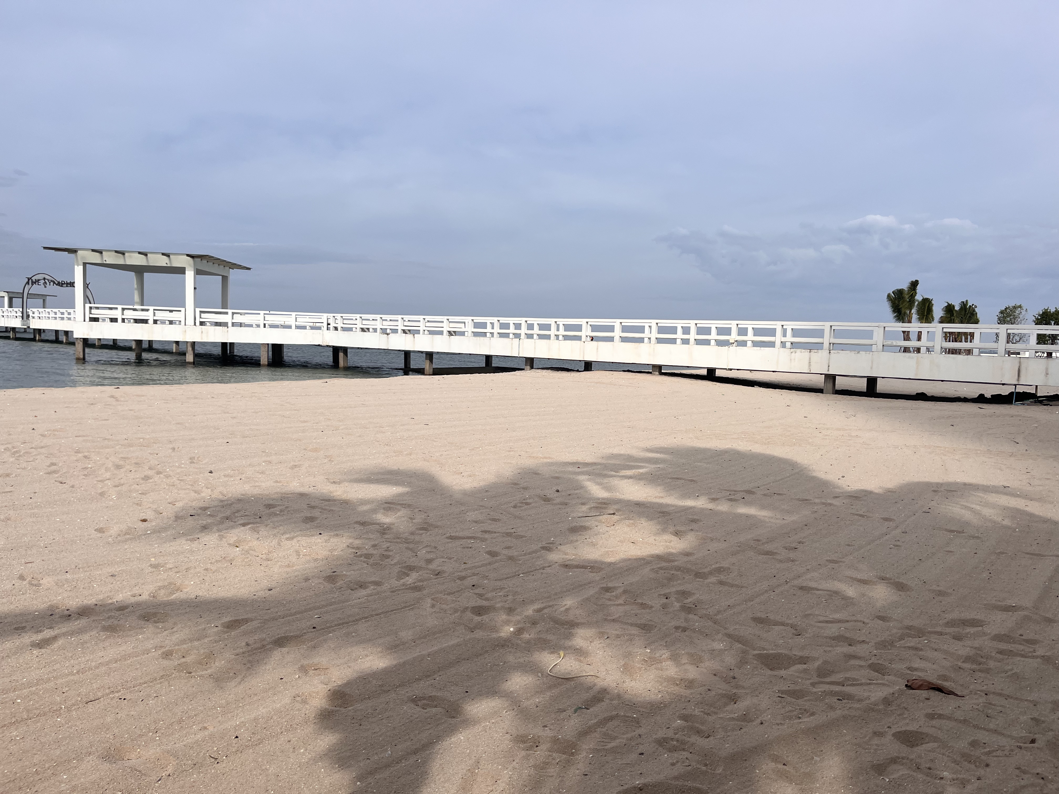 ロマンティックなシーンやプロジェクトメンバーで訪れた有名な“あの”ビーチへ