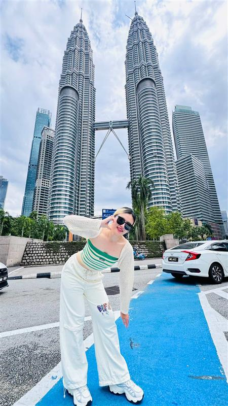 ツインタワー前で写真撮影