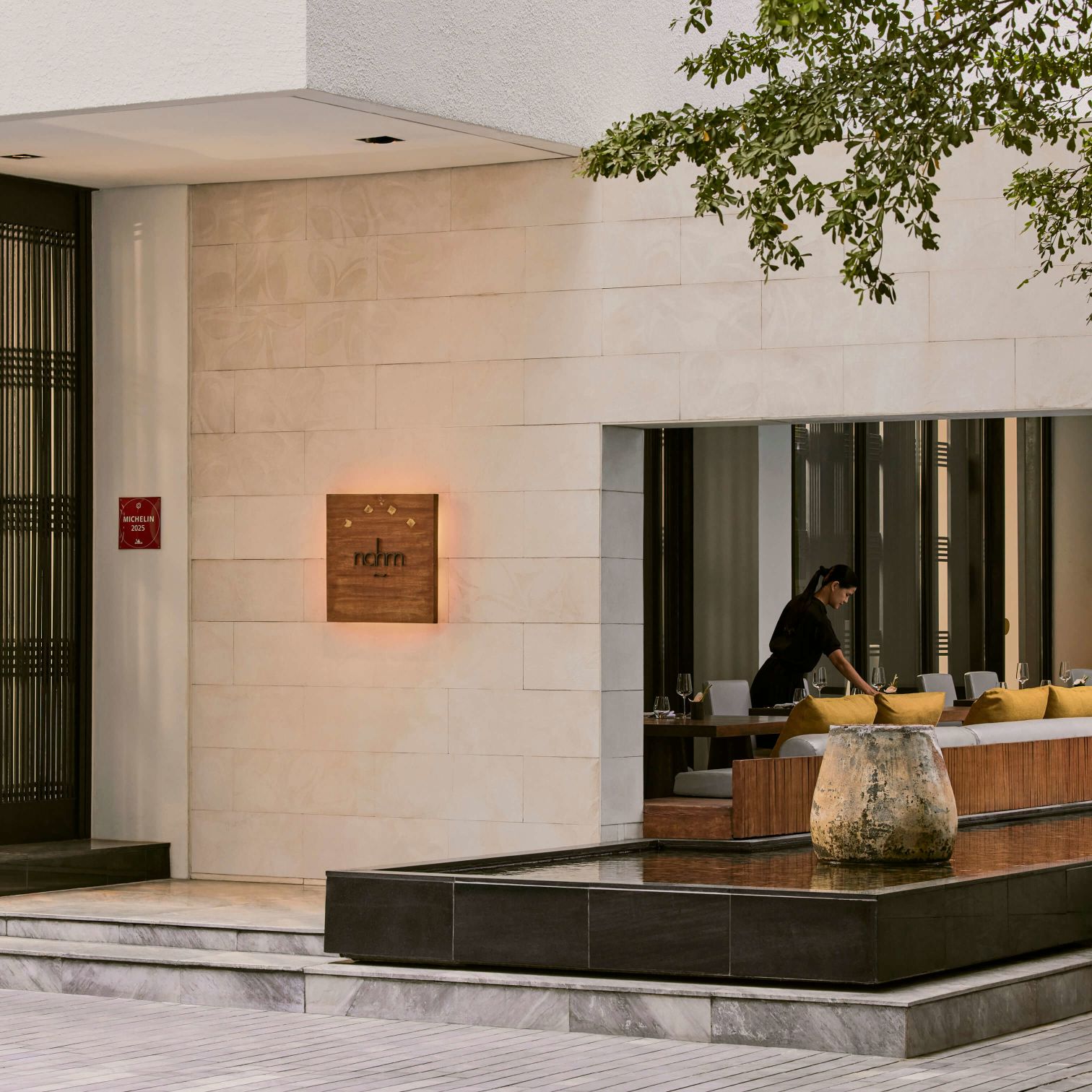 ご自身でコモメトロポリタンバンコク内「bahm(ナーム)」へお越しください