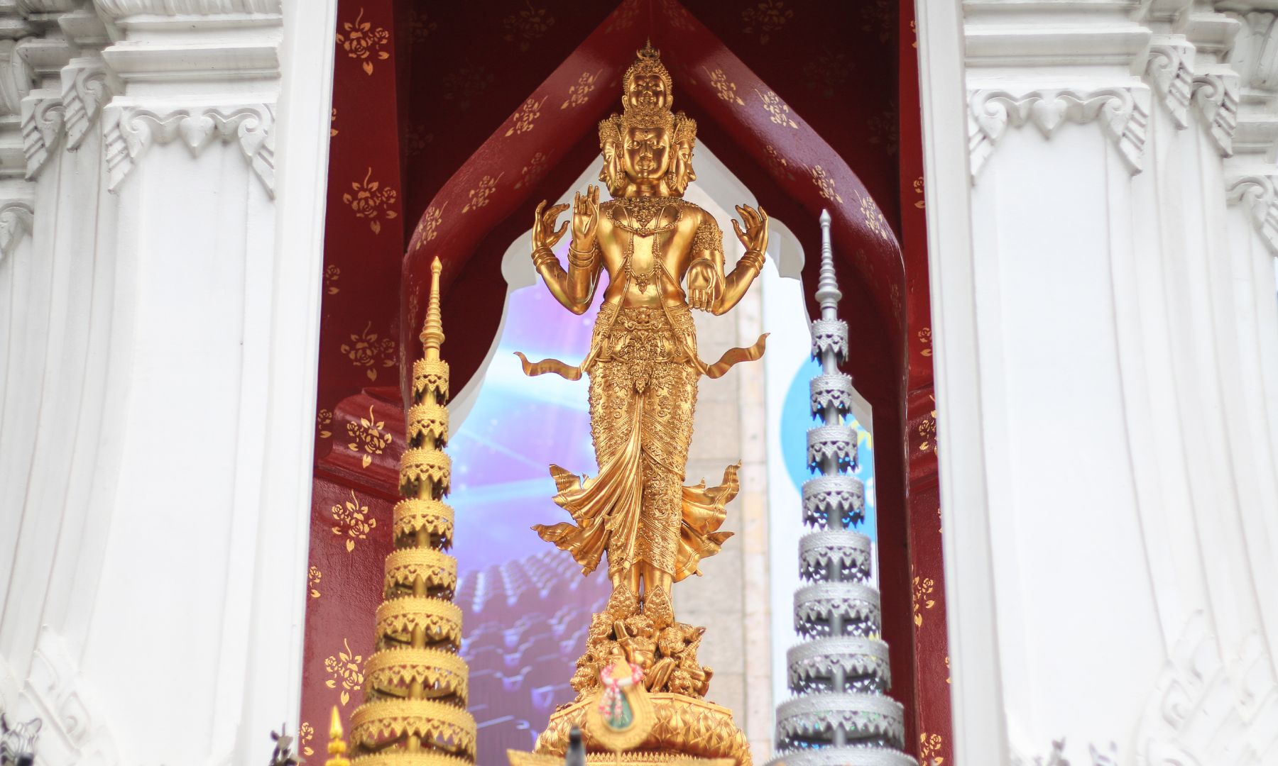 愛の神様として知られる「プラ・トリームールティ」でお祈り