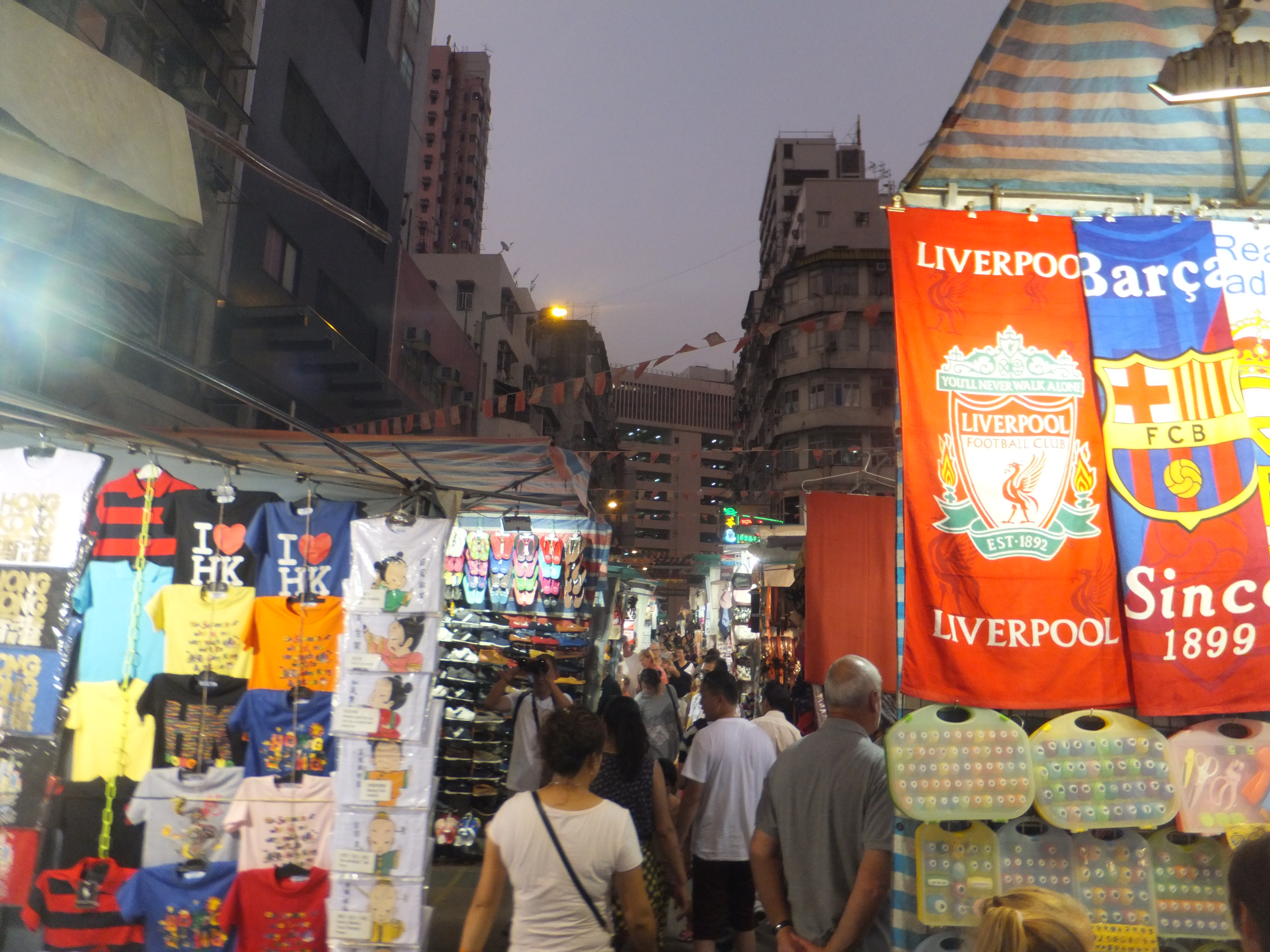 B級グルメの食べ歩きも楽しめる注目スポット・廟街を自由散策