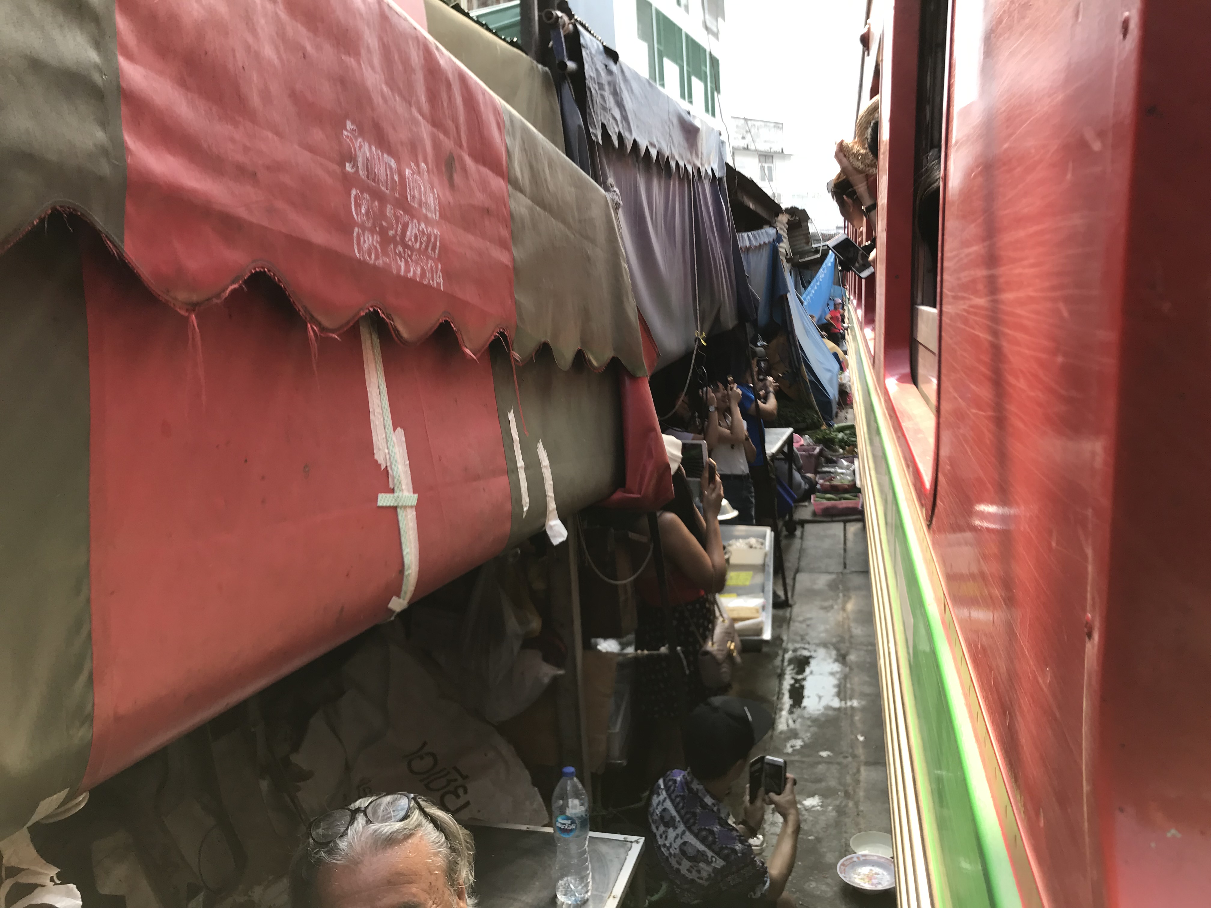 スリル満点！ローカル列車へ乗車