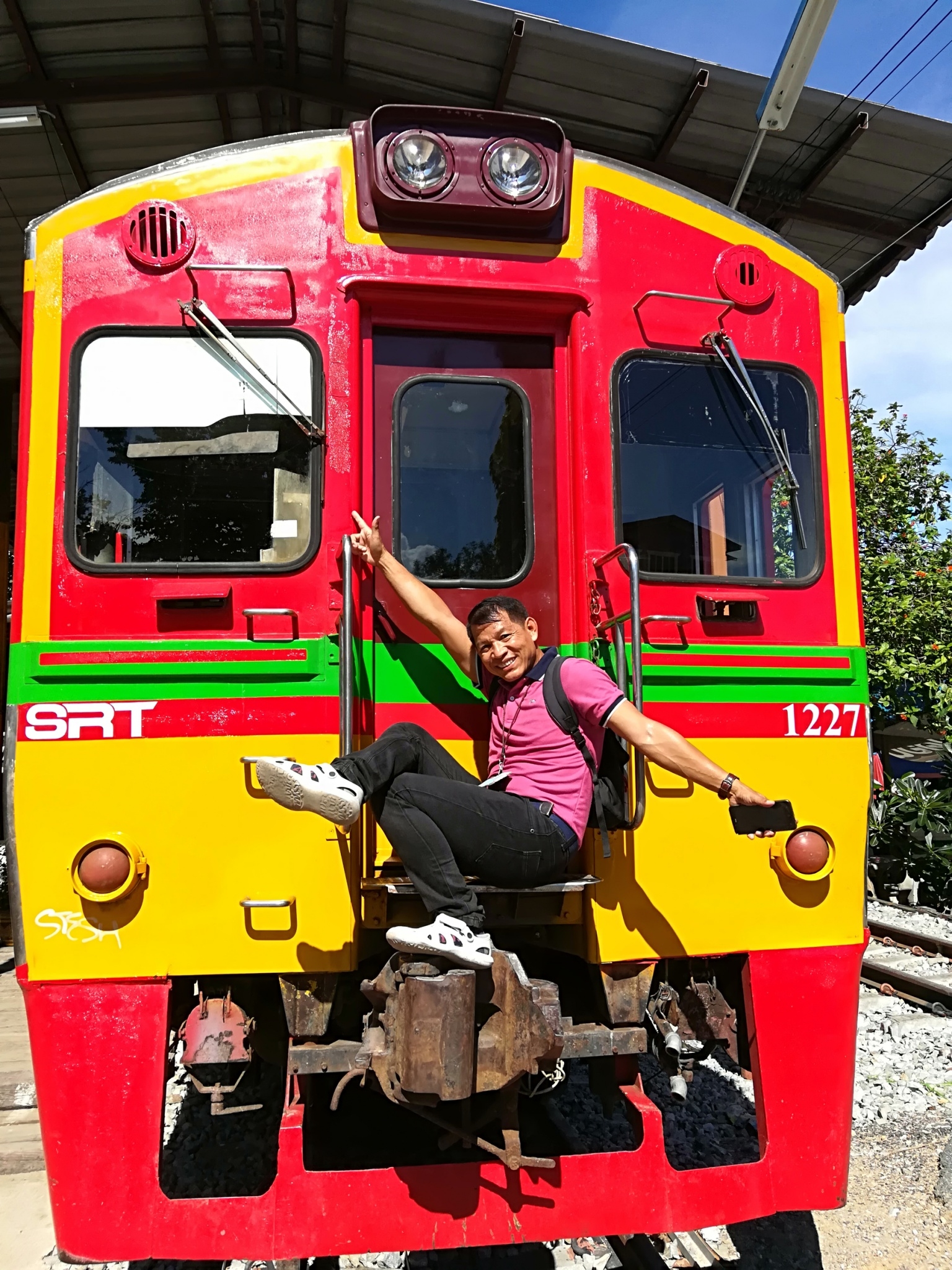 ローカル列車を囲んで記念撮影