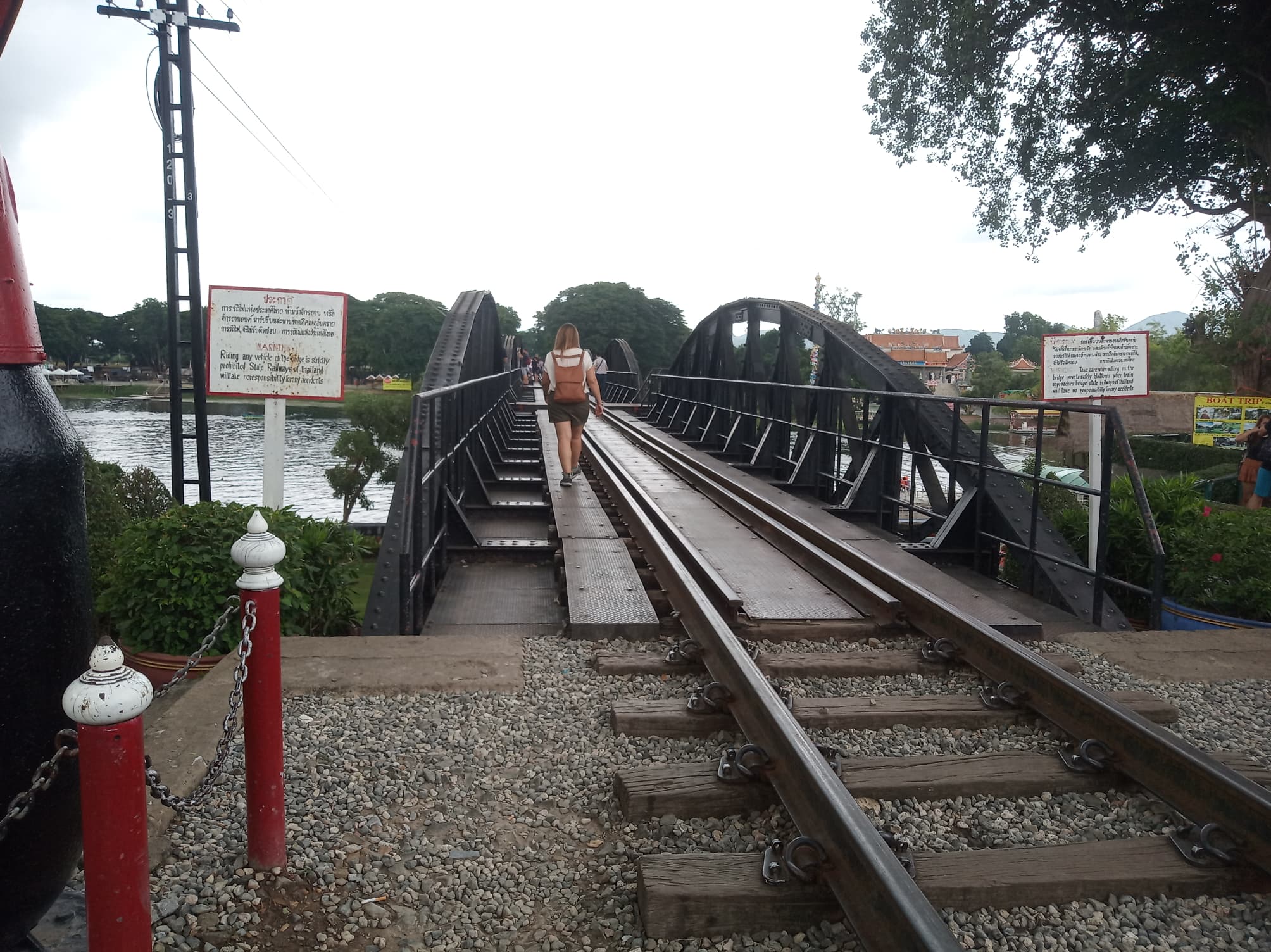 「戦場にかける橋」近辺の散策、鉄橋を悠然と走る泰麺鉄道を鑑賞