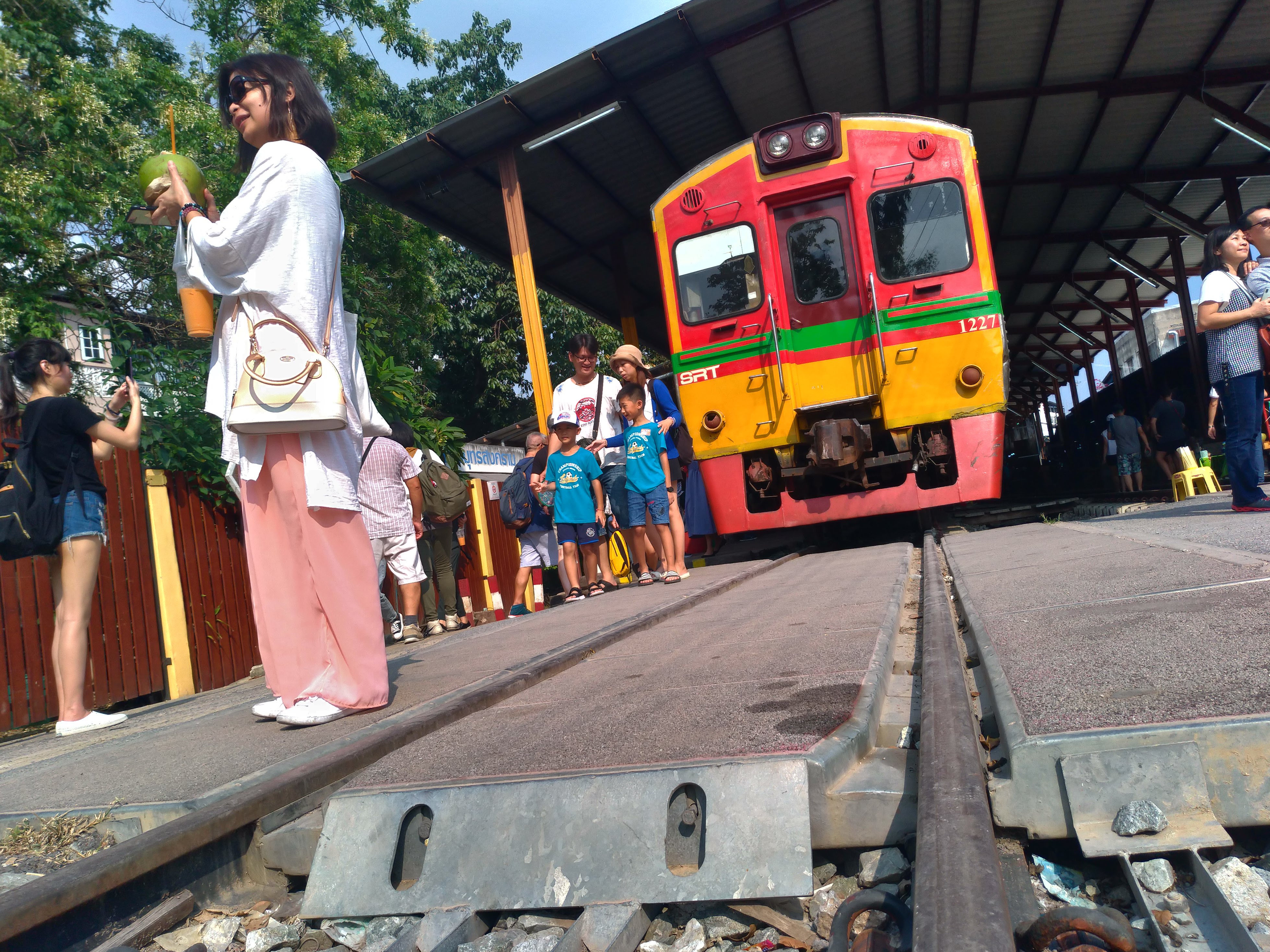 メークロン駅から列車出発（見学）