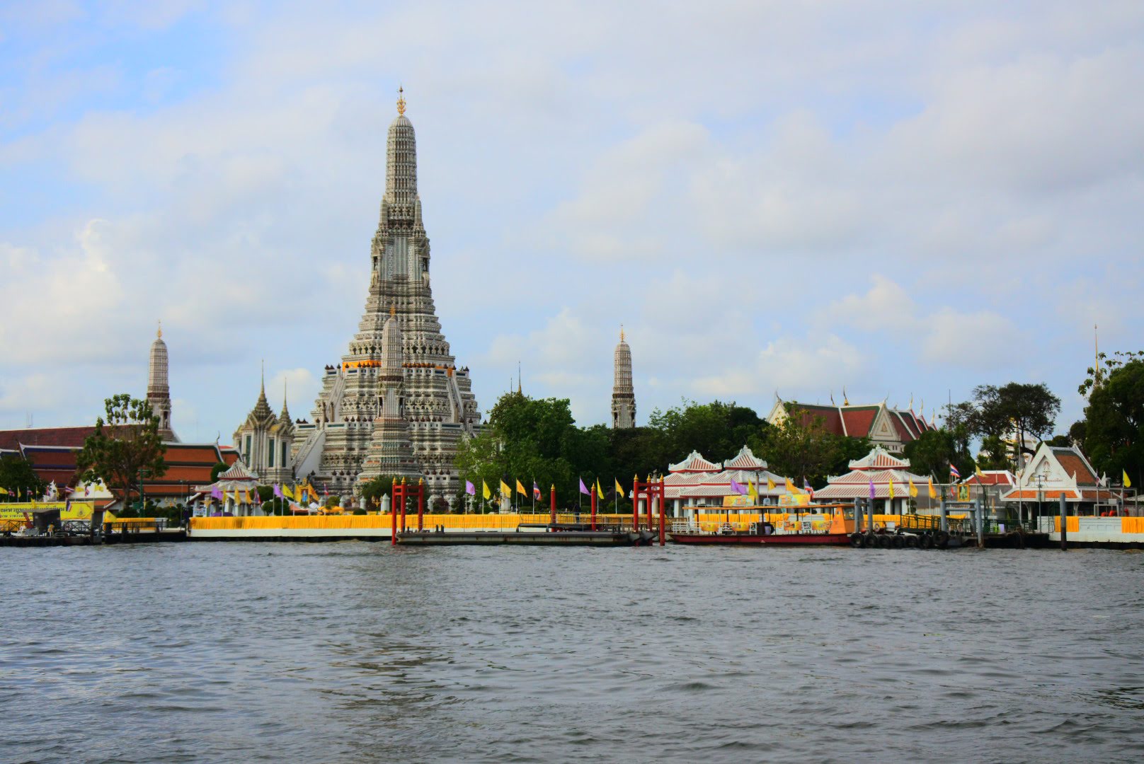 暁の寺「ワット・アルン」を船上から見学