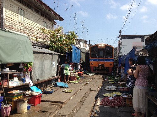 列車出発！列車が目の前ぎりぎりを通り過ぎる迫力をお楽しみください。