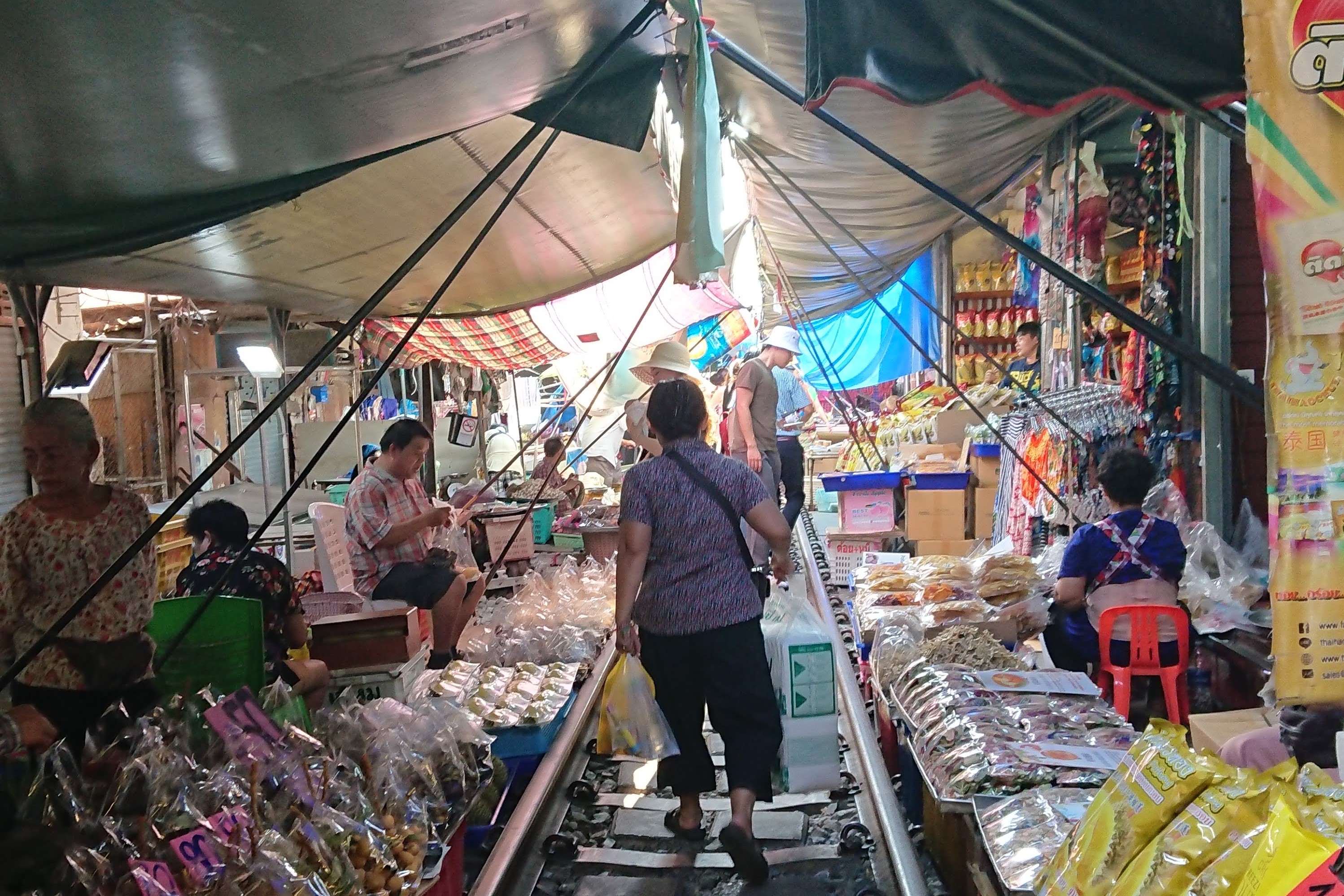 列車出発時刻までメークロン市場内 自由散策