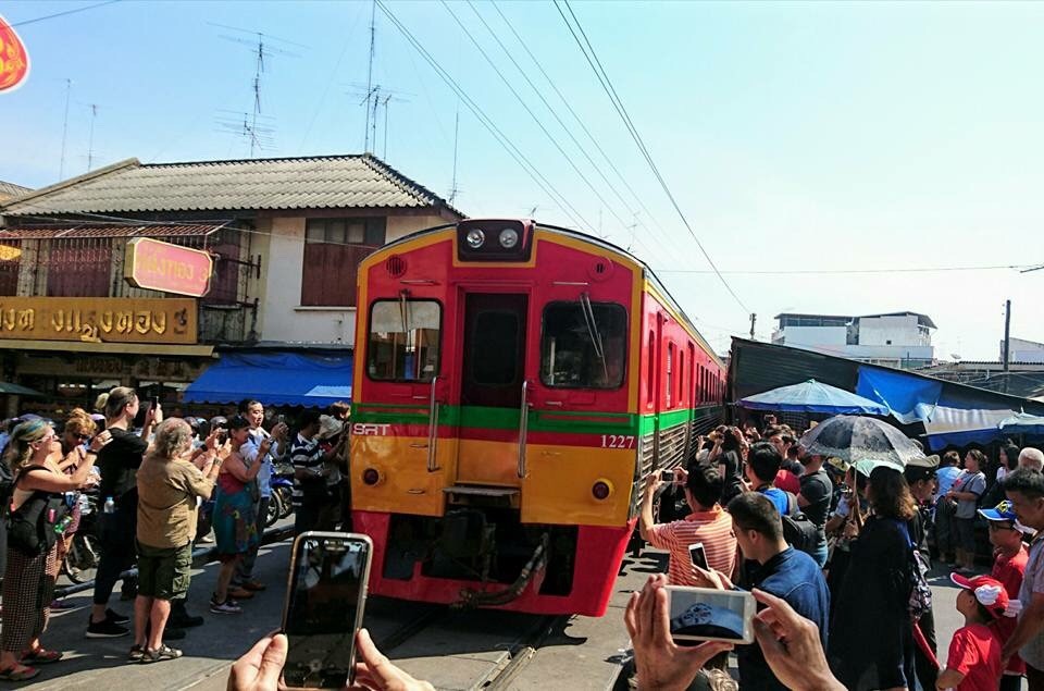 メークロン駅から列車出発（見学）