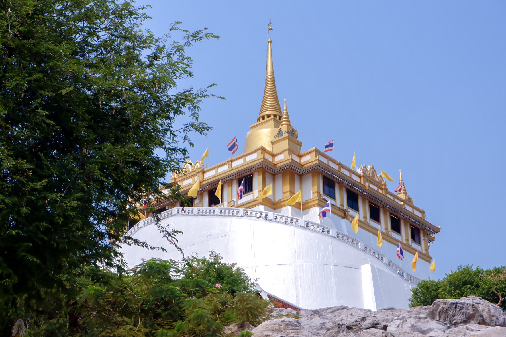 高さ80メートルの黄金の丘「ワット・サケット」