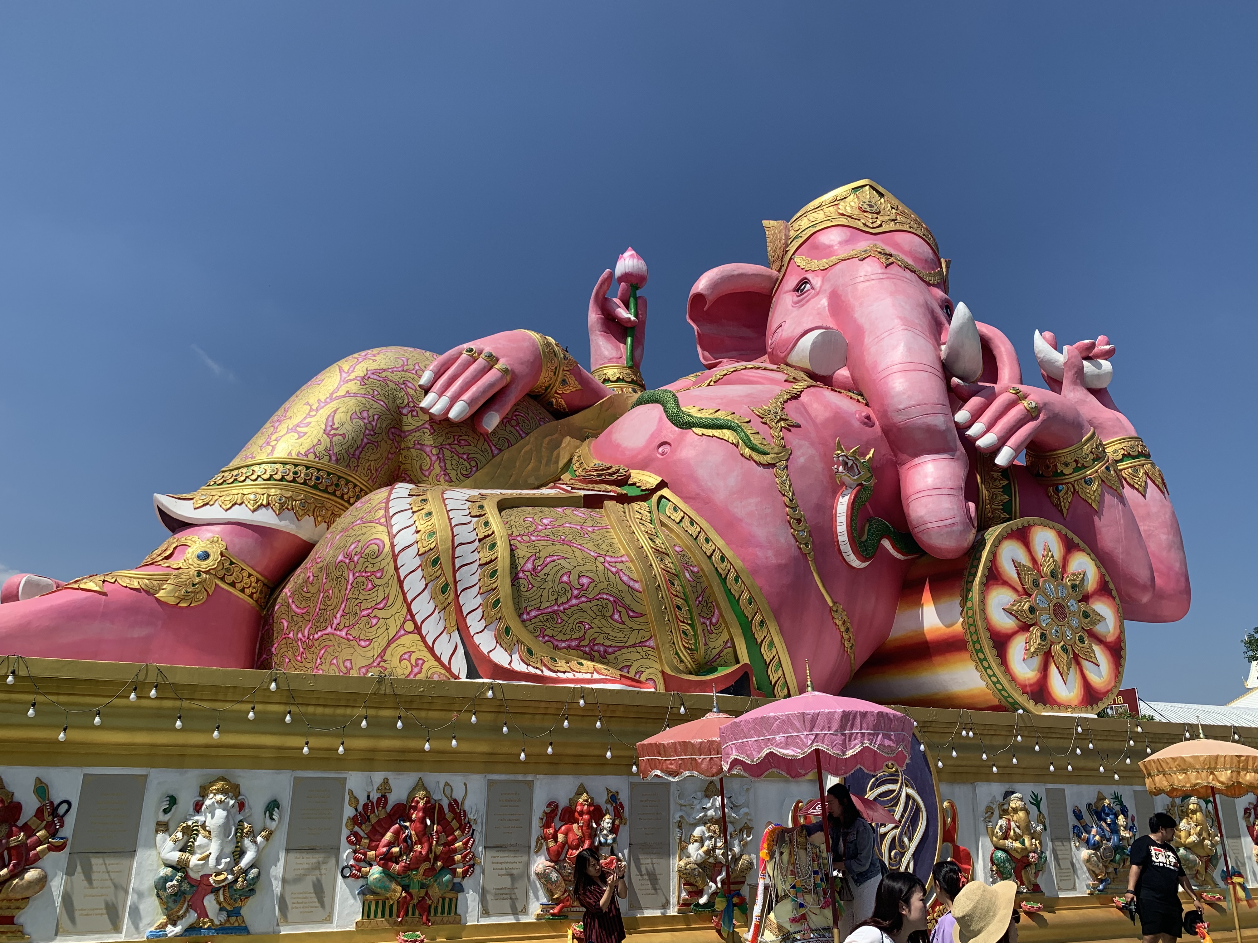 ピンクガネーシャ願いを叶えるピンクのゾウ　「ワット・サマーン ラッタナーラーム（ピンクガネーシャ）」