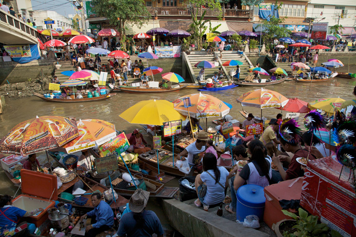 アンパワー水上市場到着。 自由散策