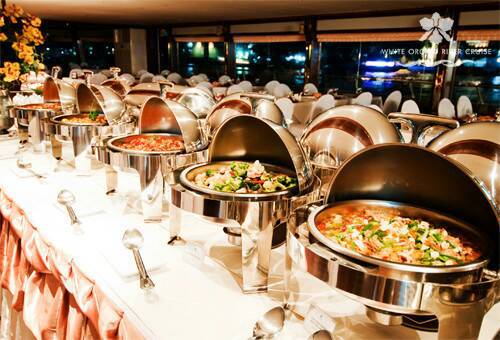 クルーズ内で、インターナショナルビュッフェのディナーをお楽しみください。