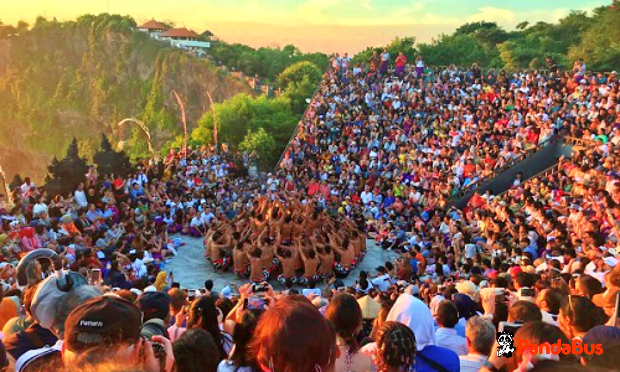 ウルワツ寺院のケチャックダンス会場へ出発