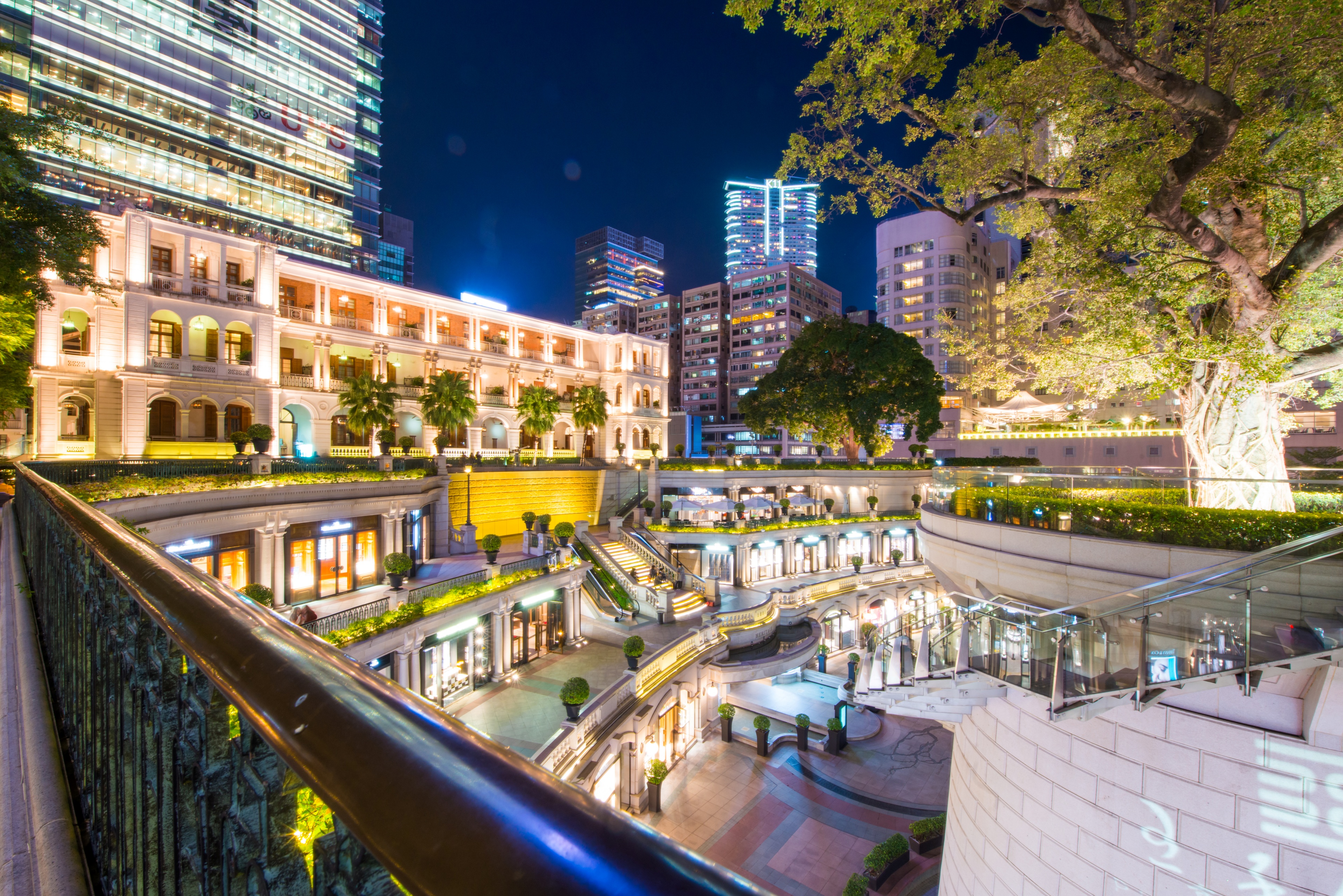 徒歩にて「1881 Heritage」ショッピングモール へご案内