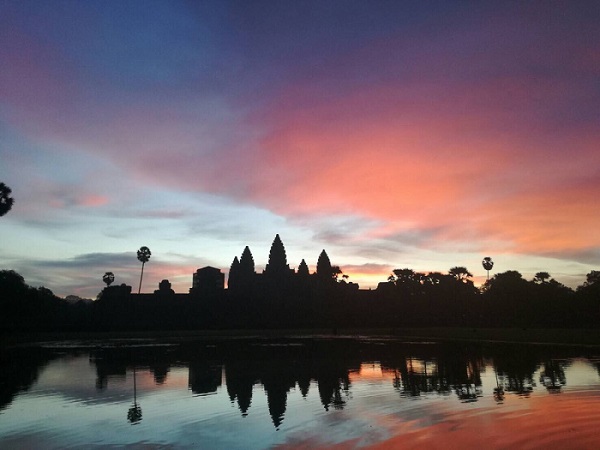 世界遺産　アンコールワットから昇る、初日の出を鑑賞