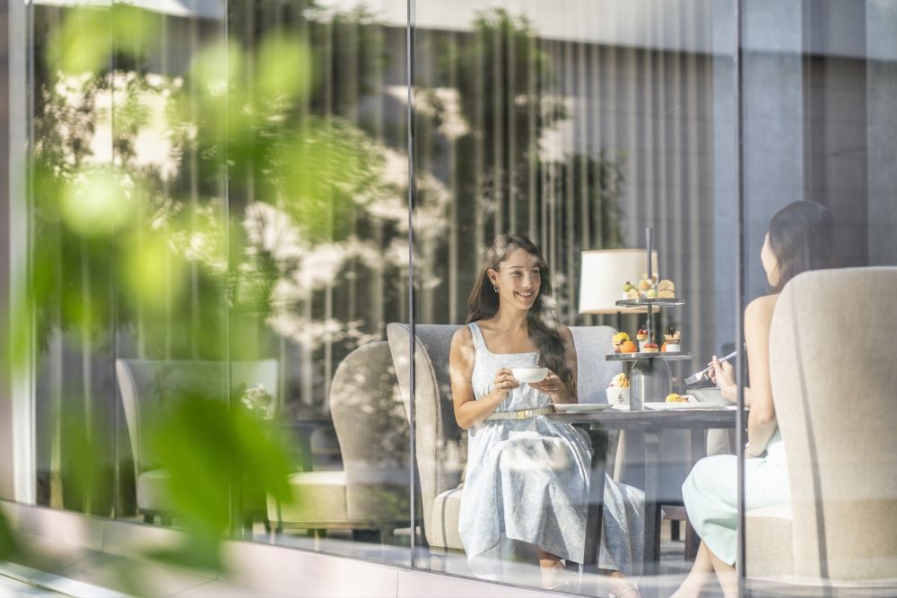 ロビーのスタッフへバウチャーをご提示ください