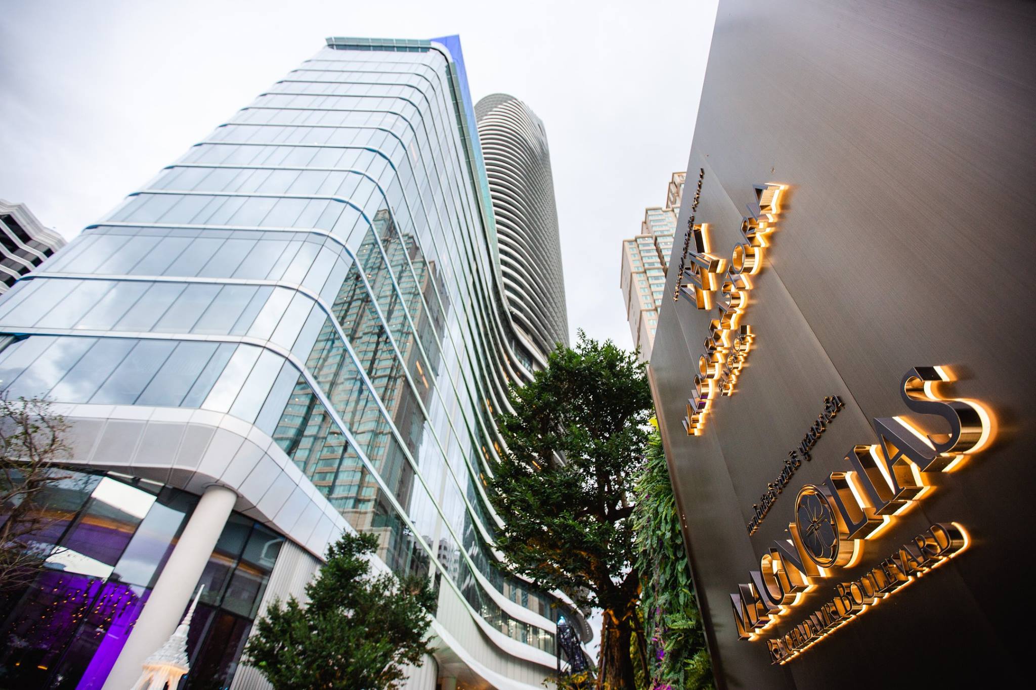 ウォルドーフ アストリア バンコク『Peacock Alley』へお越しください