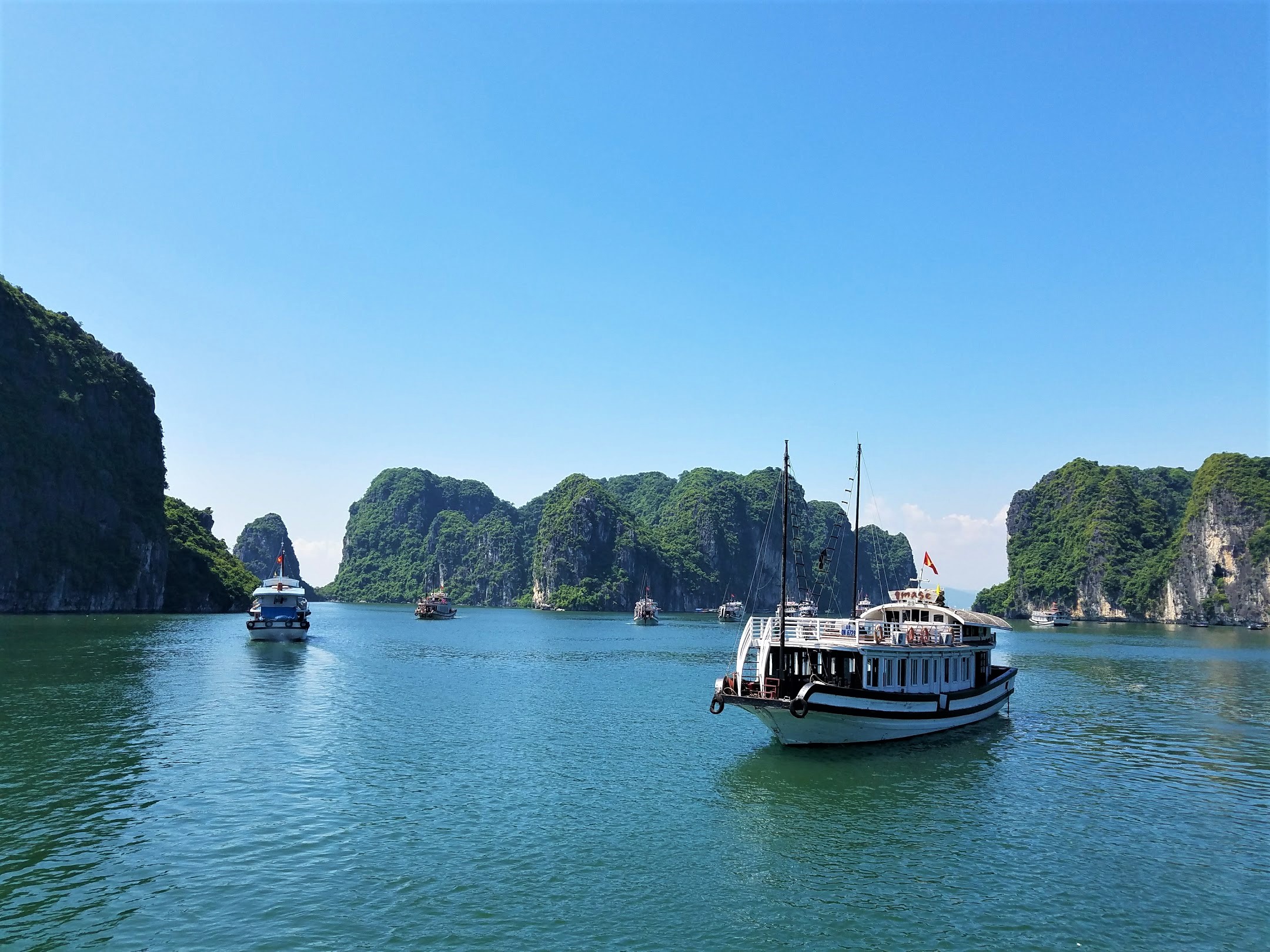 パンダバスの専用船でハロン湾貸切クルーズ 出発（約3時間のクルーズ）.