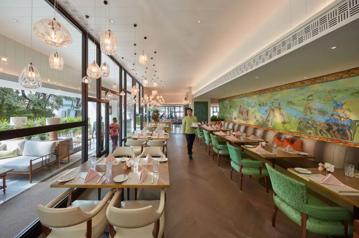 レストランのスタッフへバウチャーをご提示ください