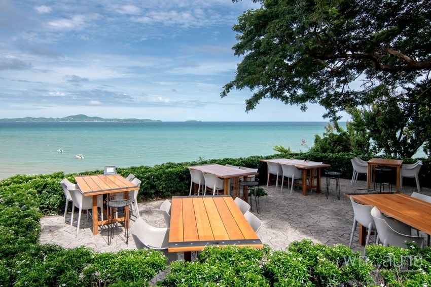 海を眼下に臨めるレストラン「THE SKY GALLERY」へご案内