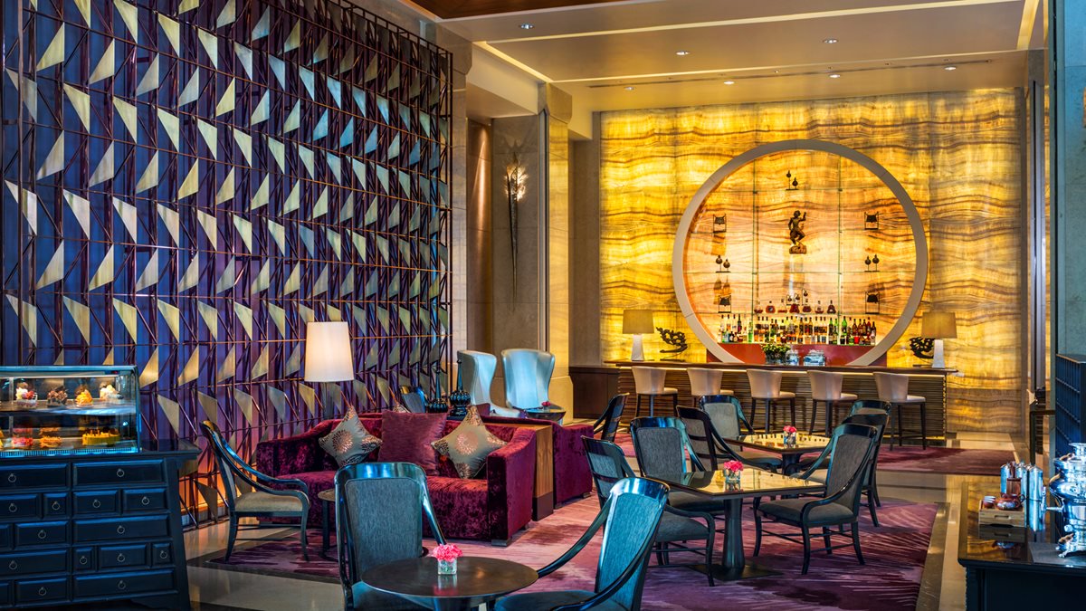 レストランのスタッフへバウチャーをご提示ください