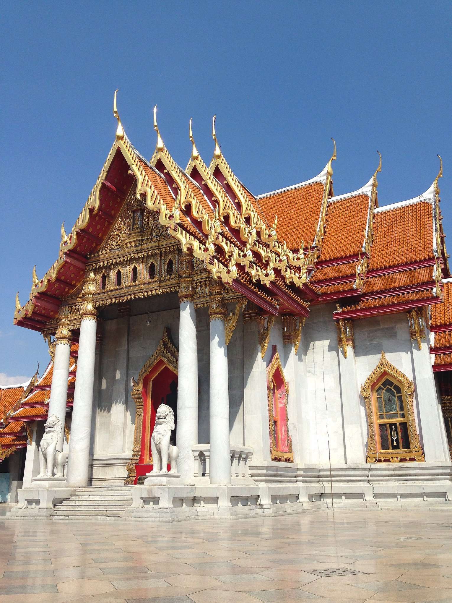 西洋とタイの文化が入り混じる第1級王室寺院「ワット・ベンチャマボピット」