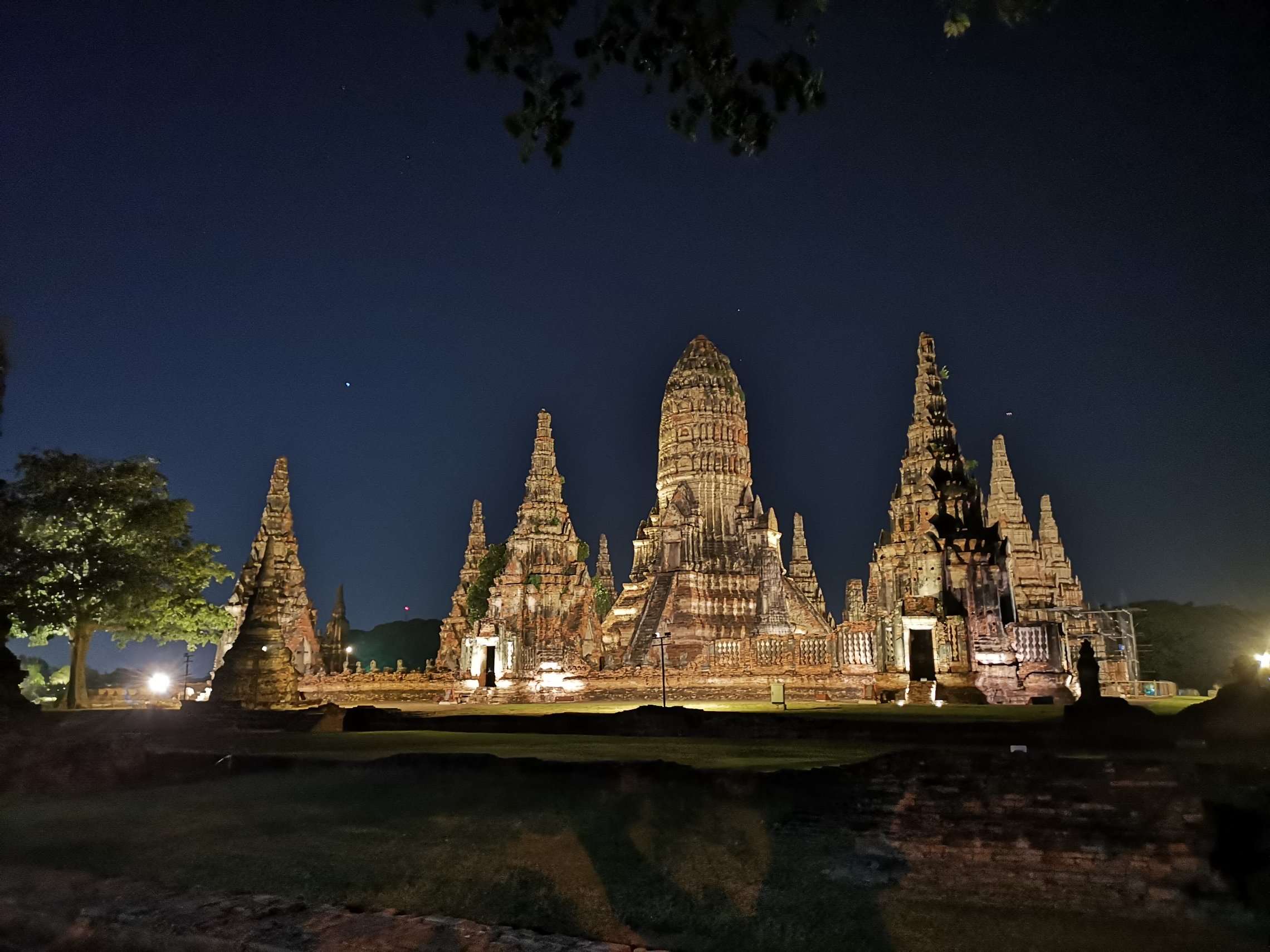 ライトアップされている遺跡の外観を見学
