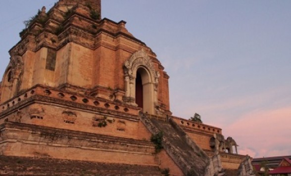 ワット・チェディルアン、ワット・プラシンを観光