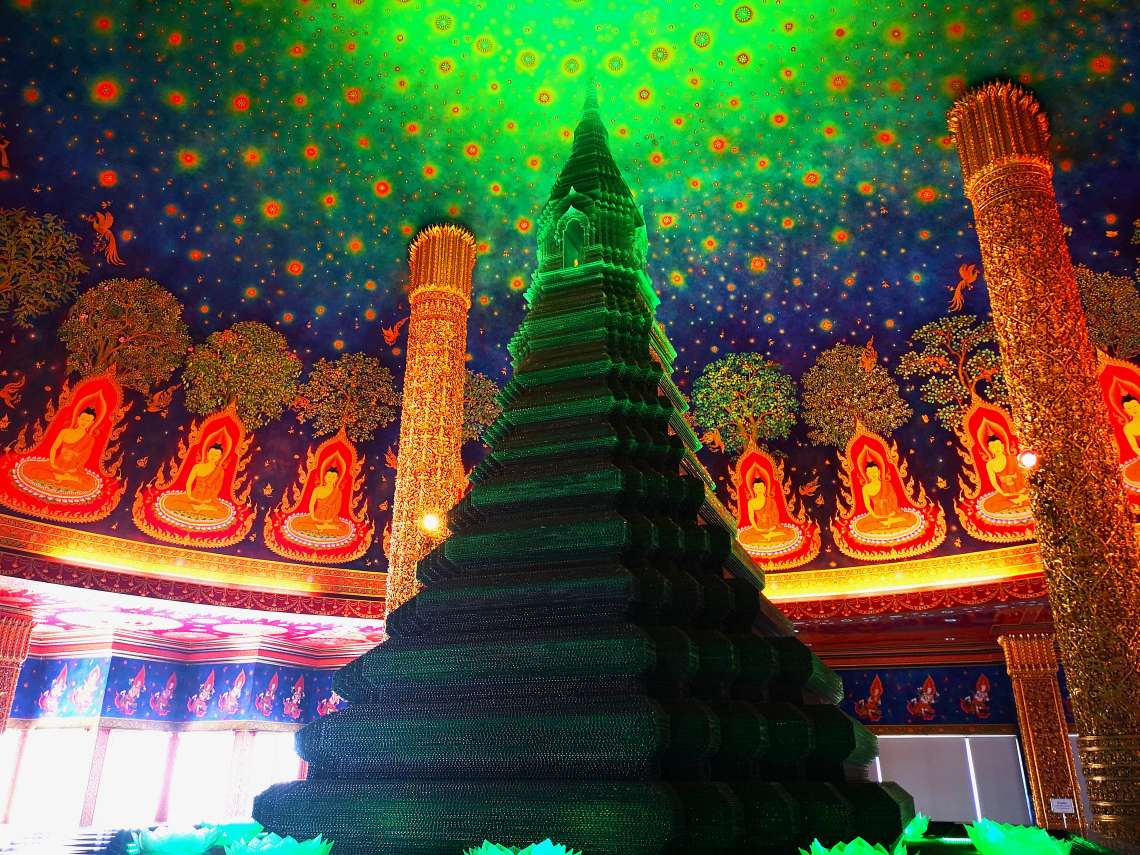 美しい天井画がSNSで話題の「ワット・パクナム」 見学