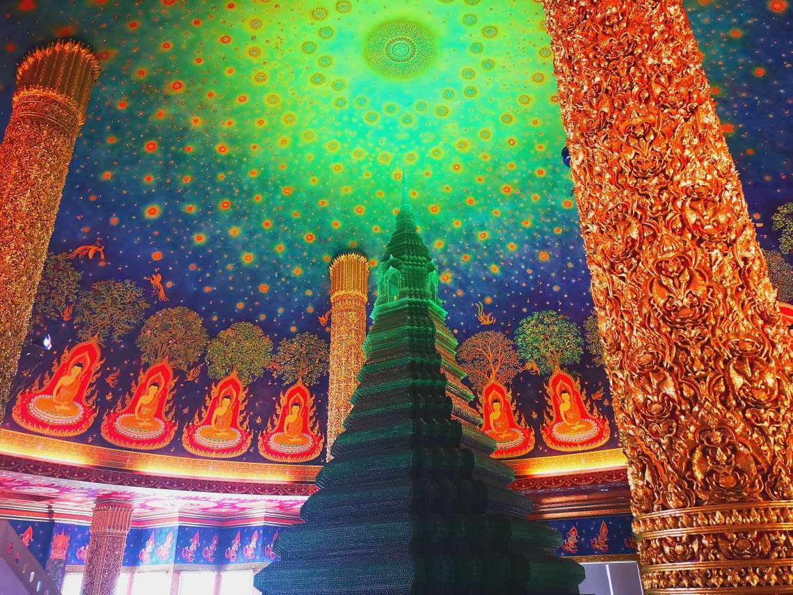 美しい天井画がSNSで話題の「ワット・パクナム」 見学