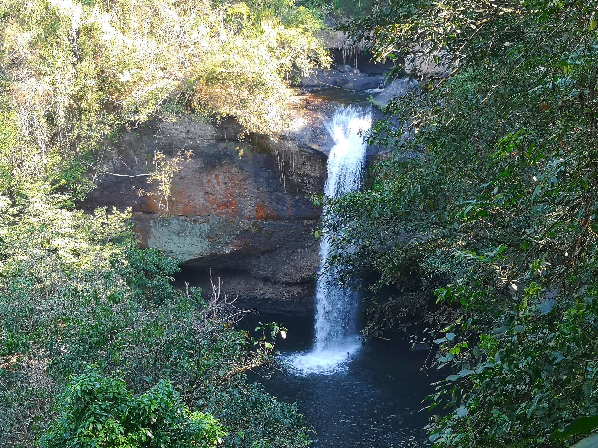 国立公園を代表する最も人気な「へウスワット滝」をトレッキング