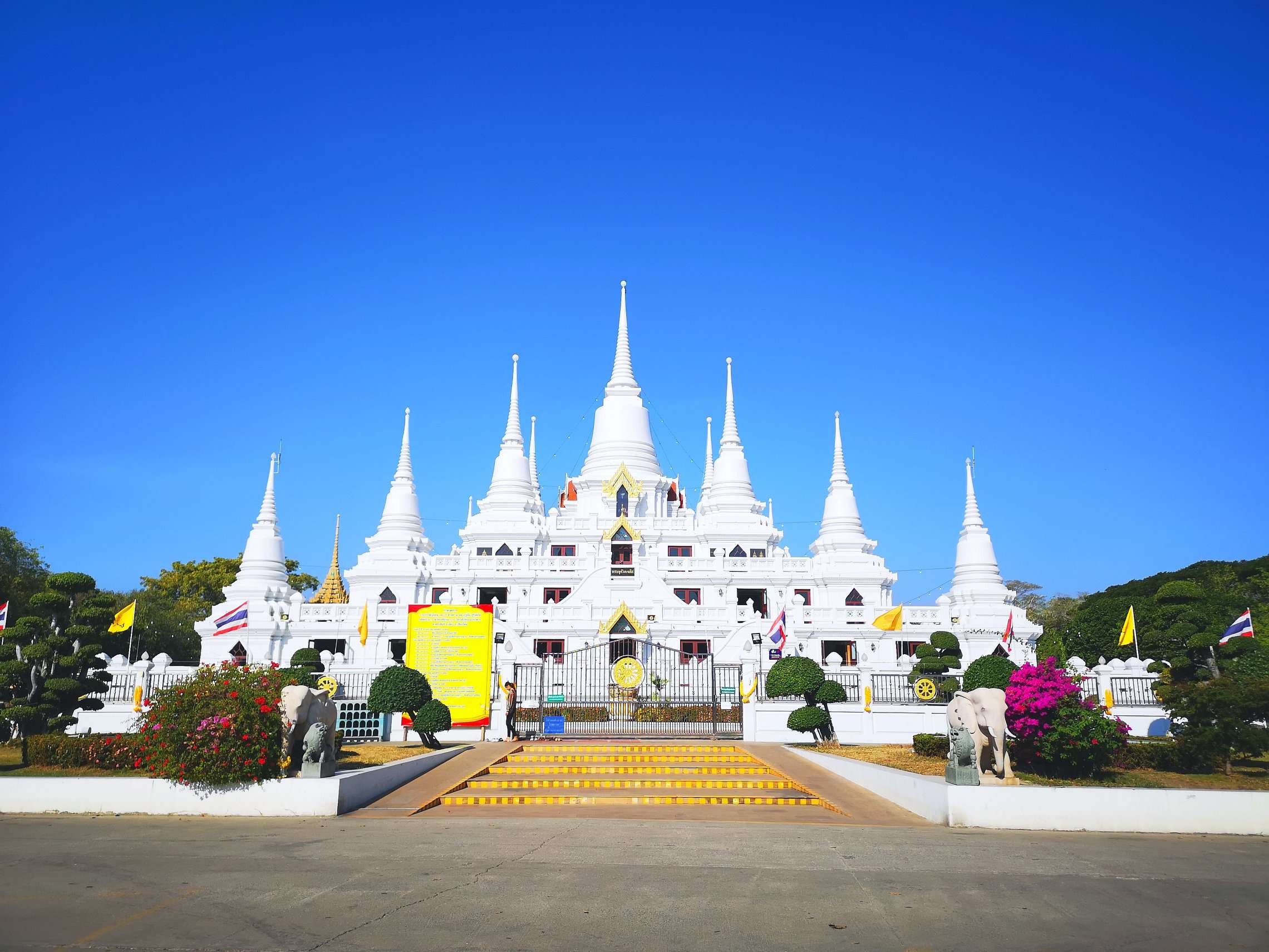 真っ白な13基の仏塔が美しい ワット・アソカラーム