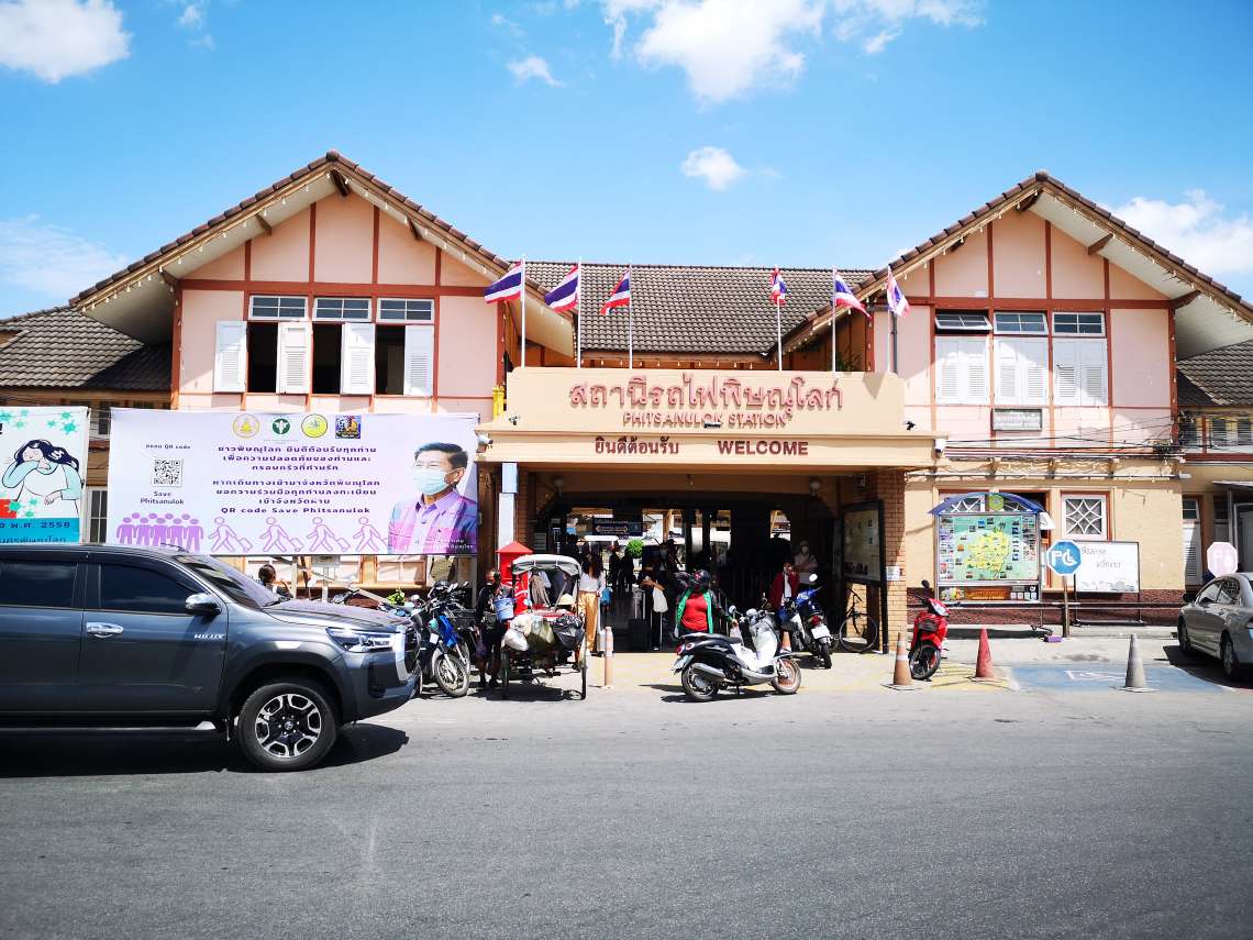 ピサヌローク駅改札口を出た辺り にて、日本語ガイドがお待ちしています