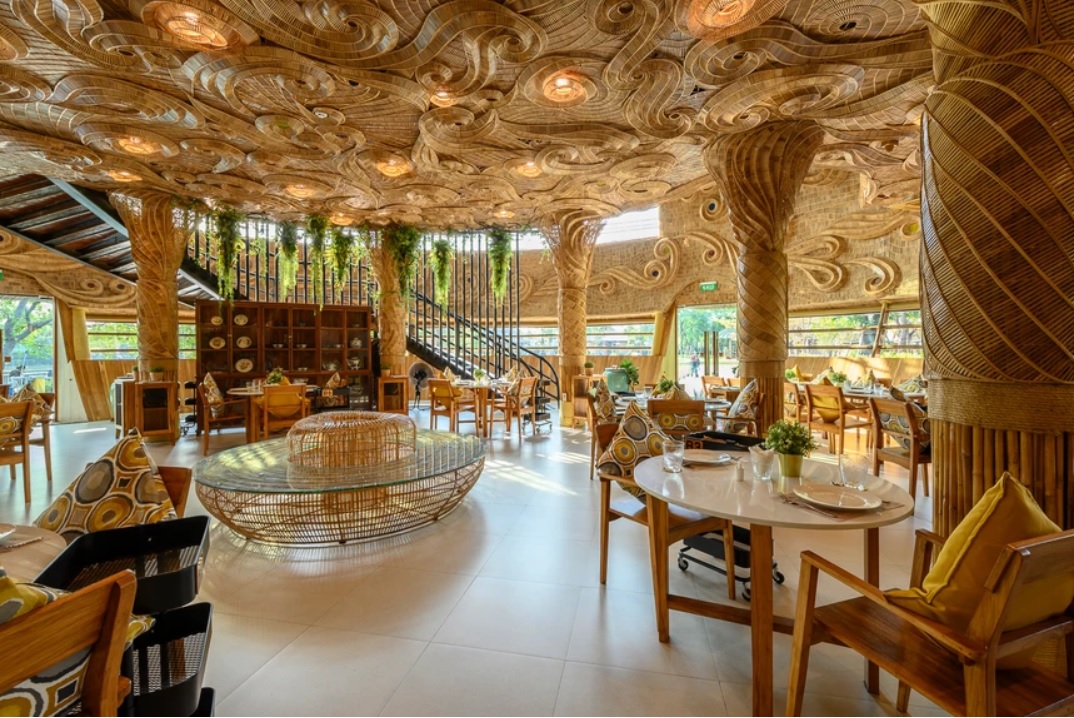 解放感溢れるお洒落なレストラン「Rusty Rose」にてご昼食