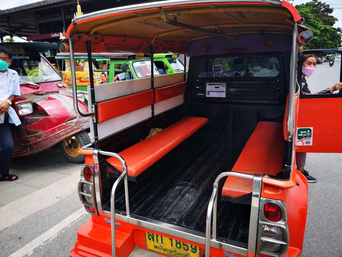 トゥクトゥクに乗り換え、遺跡群を巡ります