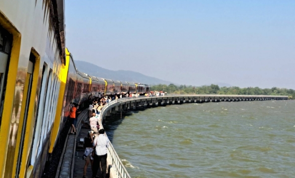 【次回催行をお楽しみに！】 ダム湖上を走る特別観光列車に乗ろう！「パーサック・チョンラシット・ダム」＆ ロッブリー遺跡観光とタイ最大の仏像「ワット・ムアン」 ＜日本語ガイド/1日/昼食込み＞