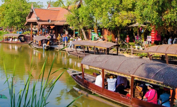 世界遺産アユタヤ遺跡半日観光 + アヨタヤ水上マーケット（ボート代込み）