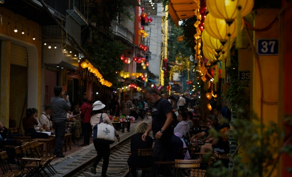 【ハノイ】ハノイの夜を満喫！ミシュランガイド掲載店で「Cau Go」の絶品ディナー＆列車から楽しむ！夜のトレインストリート