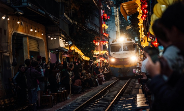 【ハノイ】夜のトレインストリート＆ナイトマーケット散策　シクロ乗車体験付き＜日本語ガイド/ホテル送迎/夕方～夜/ミシュランガイド掲載店での夕食付き＞