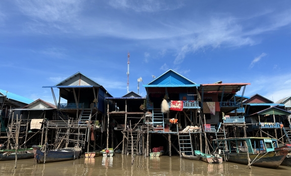 ボートで巡るトンレサップ湖観光ツアー＜高床式伝統住居の村コンポンプルック見学付き＞