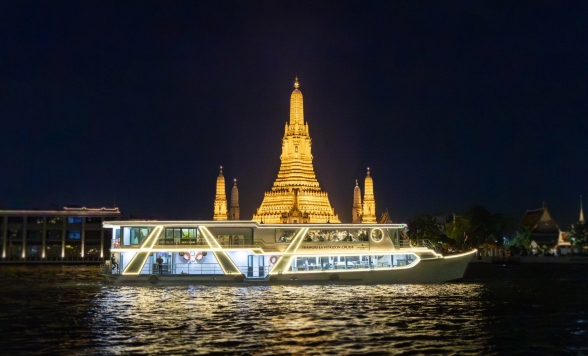 5つ星・シャングリラホテル 運行 インターナショナルビュッフェを楽しむホライゾンクルーズ