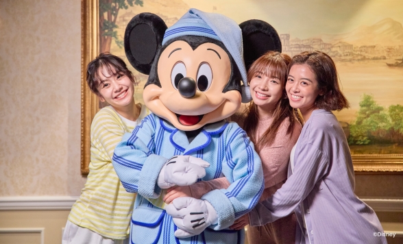 キングダム・クラブ・ルームに泊まってパジャマ姿のディズニーフレンズに会おう！夢いっぱいの香港ディズニーランド・ホテル 2泊3日＜人気キャラクターに会える朝食 / 2デー・パーク・チケット付き / タイ国際航空利用＞