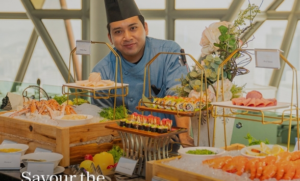 地上282ｍ！KLタワー天空の絶景レストラン『オービット(ORBIT)』で楽しむ食体験