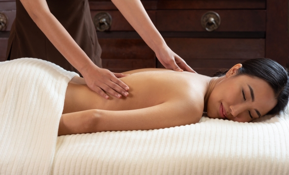 【夜の便でご帰国の方へ】5つ星ホテル「ペニンシュラホテル」のアロマセラピーマッサージ + 安心送迎付き