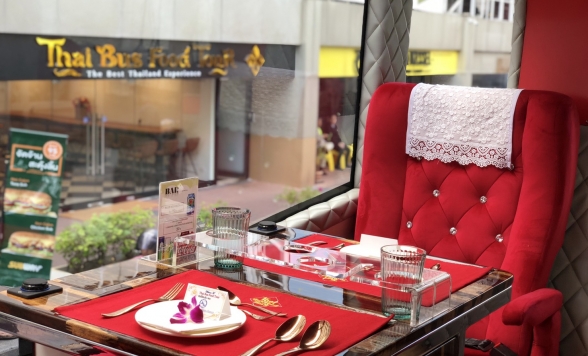 ミシュラングルメのセットメニュー付き！2階建てバスで巡るバンコク旧市街・タイバスフードツアー