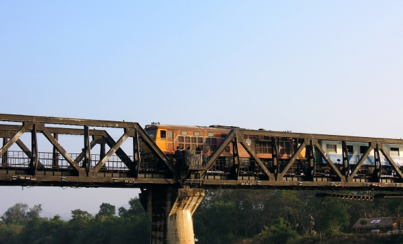 カンチャナブリ泰緬鉄道の旅「戦場にかける橋」をスピードボートと鉄道乗車で巡るツアー 第二次世界大戦博物館見学付き