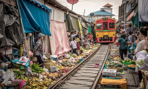 メークロン線路市場+ワット・パクナム+世界遺産・アユタヤ+ジョッドフェアーズ ラチャダー ナイトマーケット＜スリル満点！メークロン線乗車体験付き/象乗り体験 or 水上マーケット 選択可＞